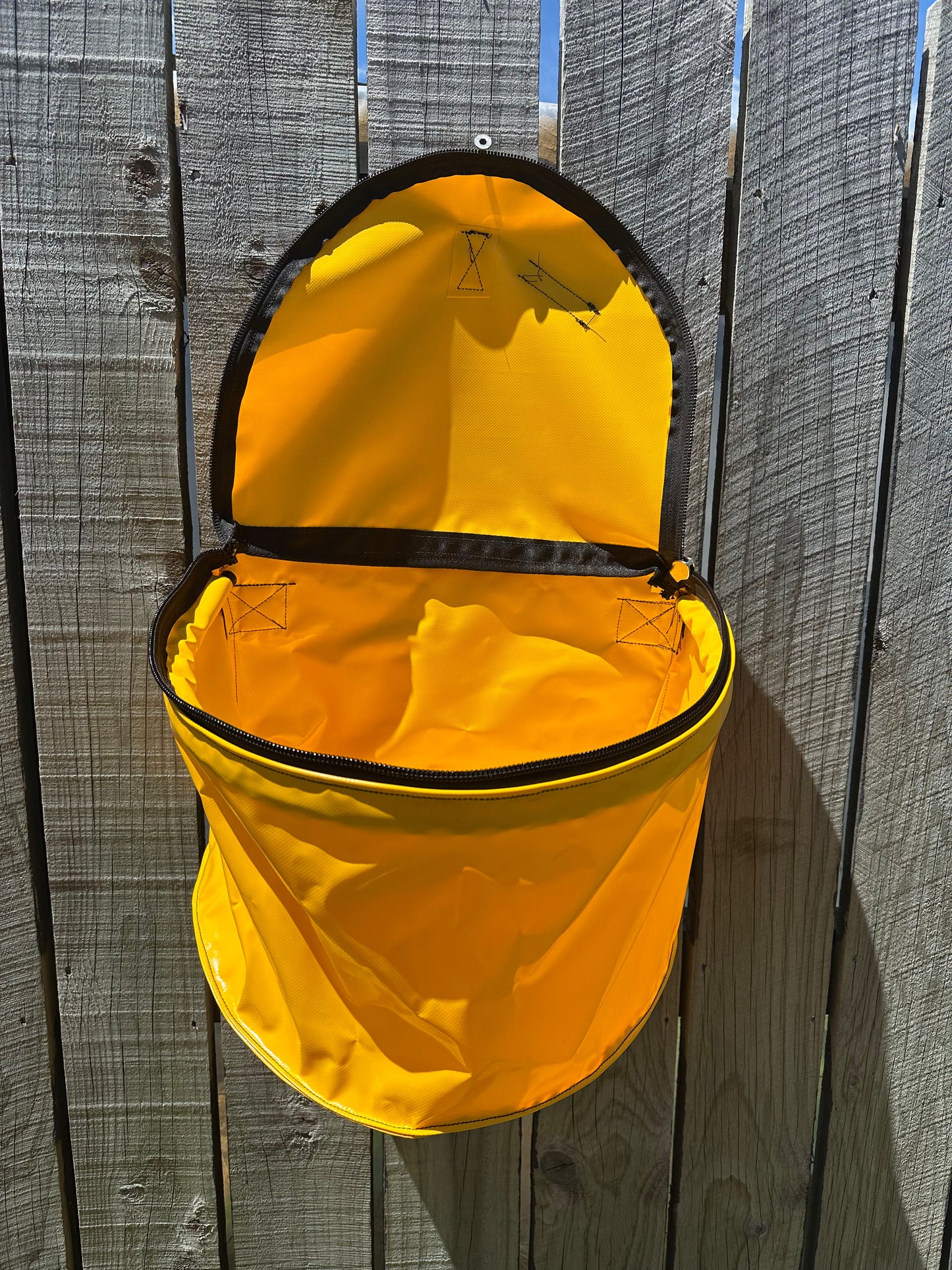 Collapsible feed bag